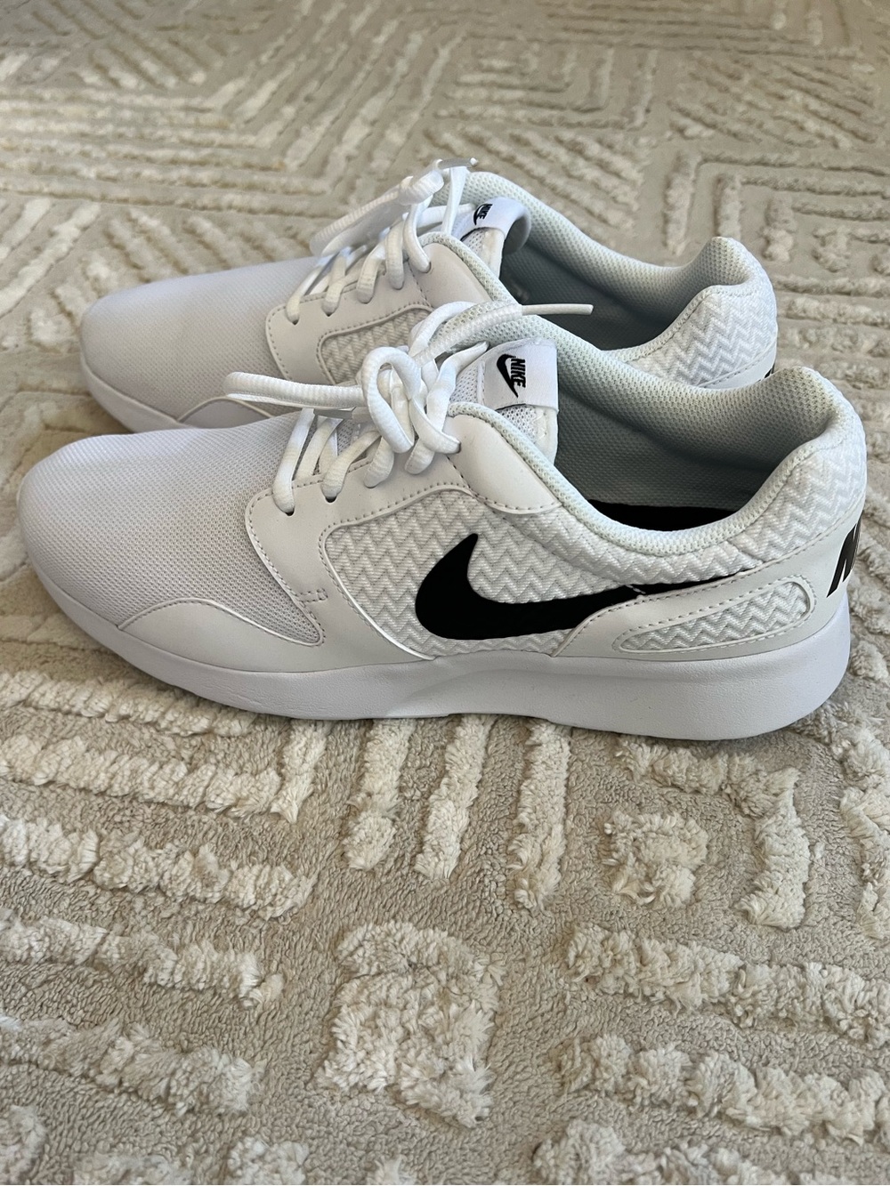 Nike Kaishi White Shoes with Black Swoosh Women’s Size 10.5 Sneakers